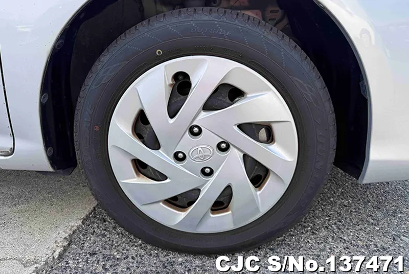 Toyota Corolla Fielder in Silver for Sale Image 13