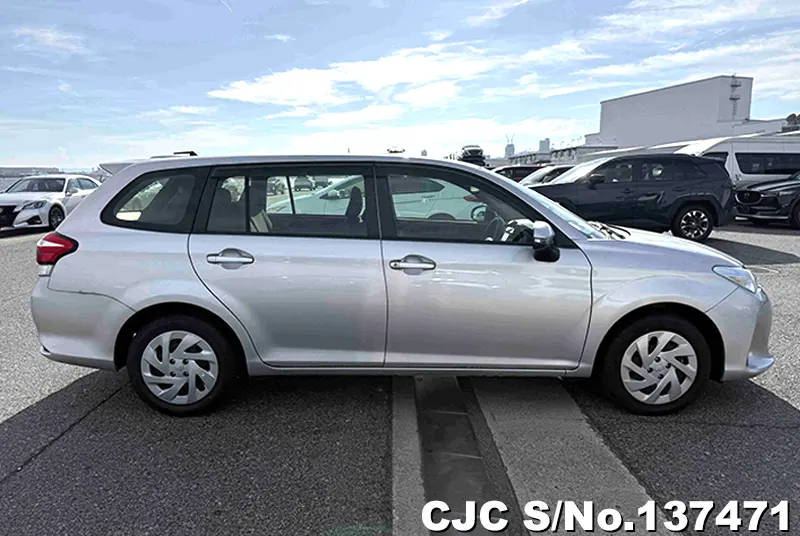 Toyota Corolla Fielder in Silver for Sale Image 6