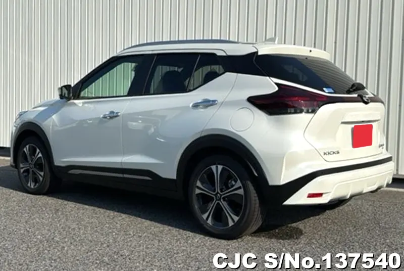 Nissan Kicks in Pearl for Sale Image 1