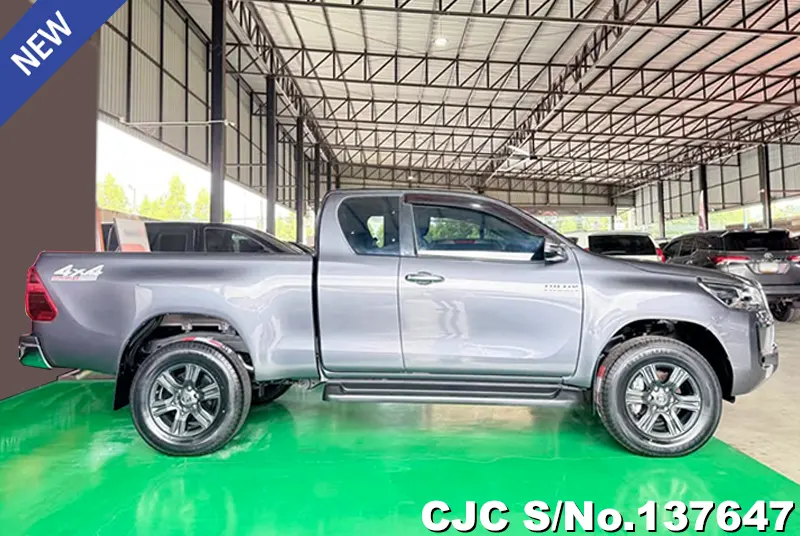 Toyota Hilux in Gray for Sale Image 4