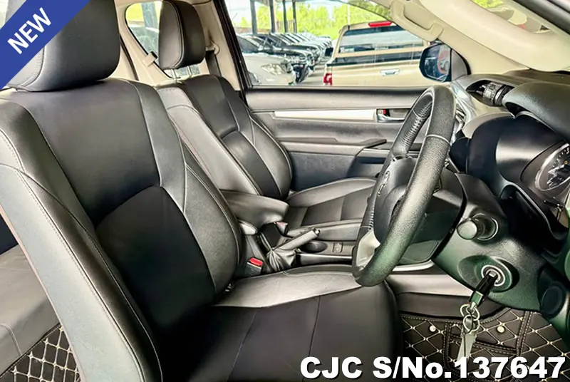 Toyota Hilux in Gray for Sale Image 7