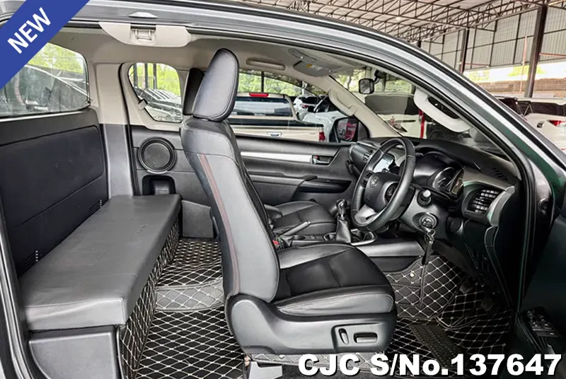 Toyota Hilux in Gray for Sale Image 8