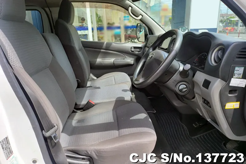 2015 Nissan / Caravan Stock No. 137723