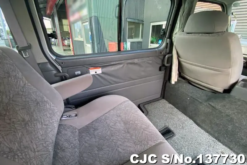 2005 Nissan / Caravan Stock No. 137730