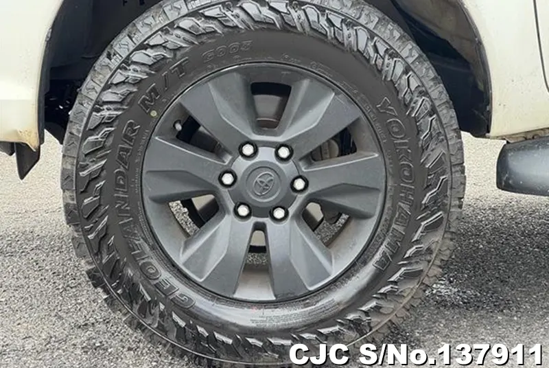 Toyota Hilux in White for Sale Image 12