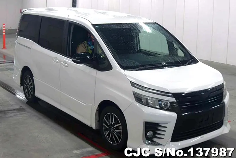 Toyota / Voxy 2017