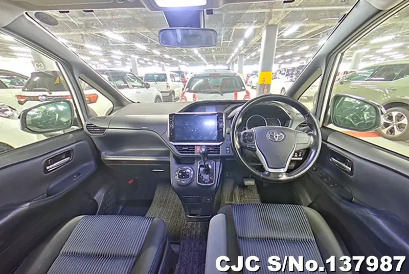 2017 Toyota / Voxy Stock No. 137987