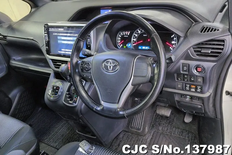 2017 Toyota / Voxy Stock No. 137987
