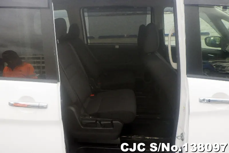 Nissan Serena in White for Sale Image 4