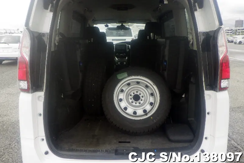 Nissan Serena in White for Sale Image 5