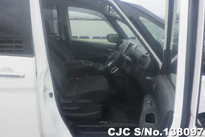 Nissan Serena in White for Sale Image 7