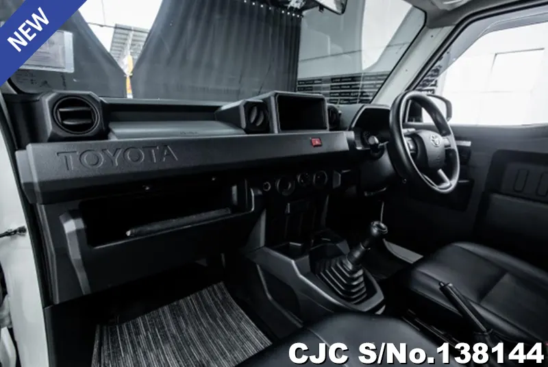 Toyota Hilux in White for Sale Image 6