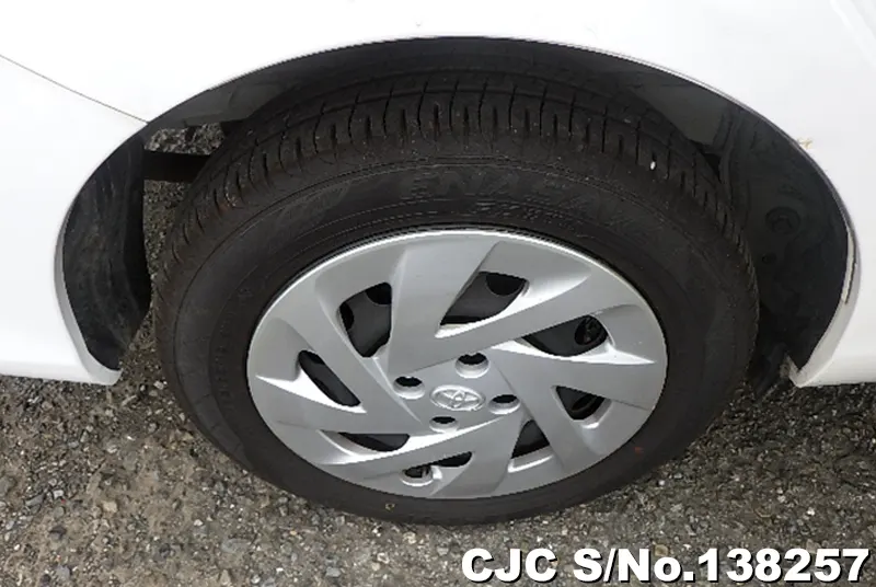 Toyota Corolla Axio in White for Sale Image 17