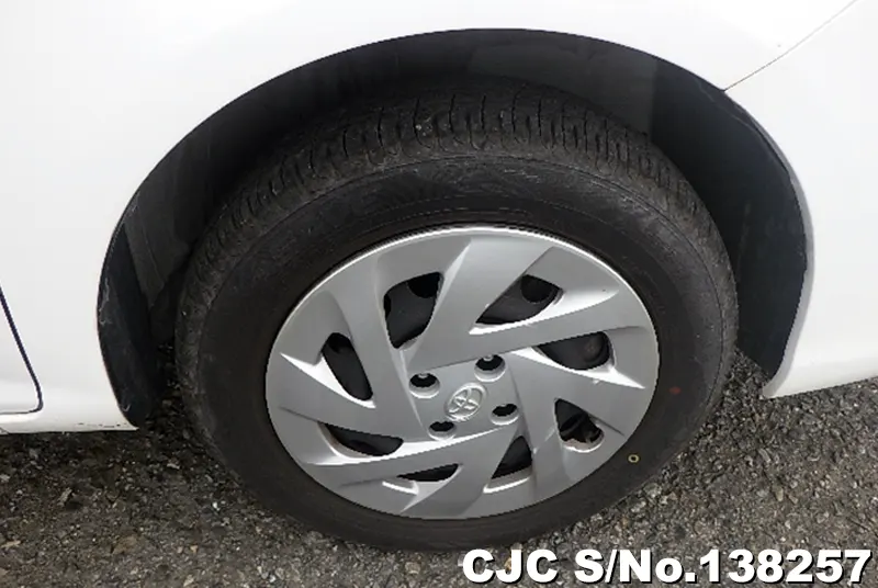 Toyota Corolla Axio in White for Sale Image 18