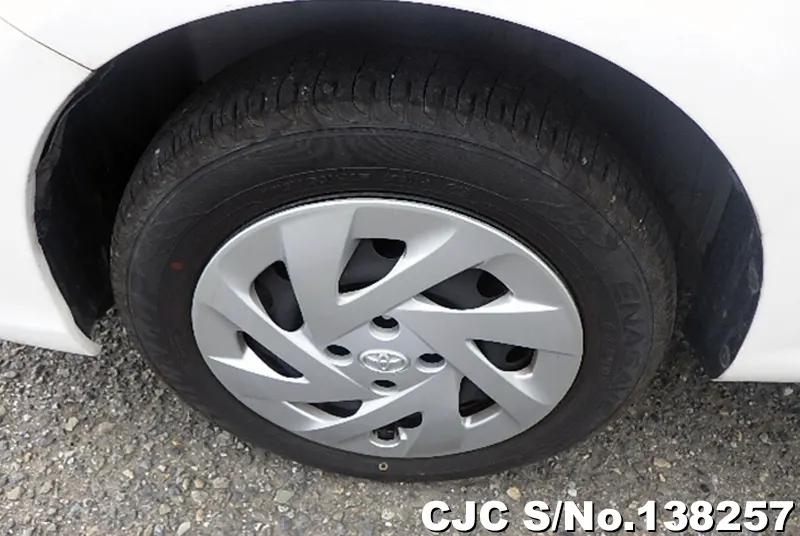 Toyota Corolla Axio in White for Sale Image 19