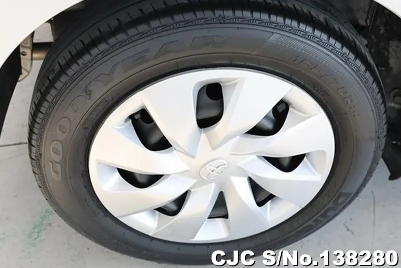 2017 Toyota / Vitz Stock No. 138280