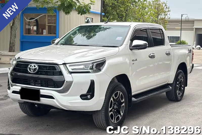 Toyota Hilux in White for Sale Image 3