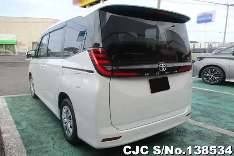 Toyota Noah in White for Sale Image 1