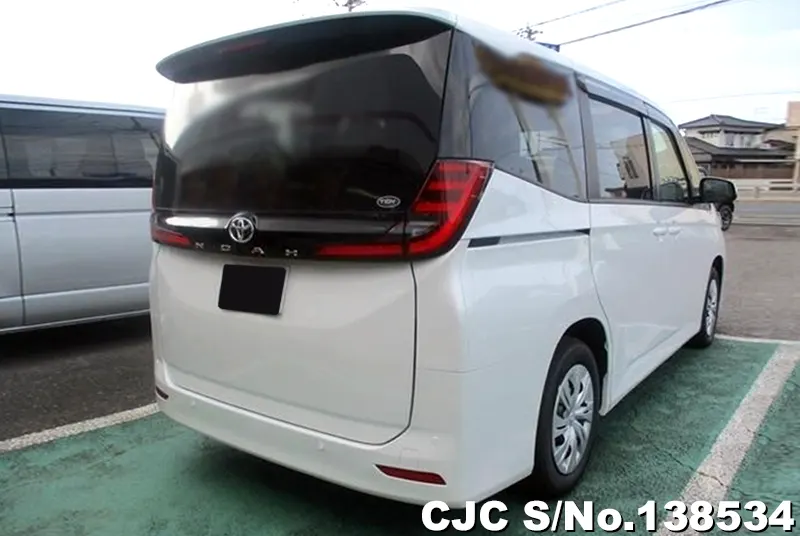 Toyota Noah in White for Sale Image 2