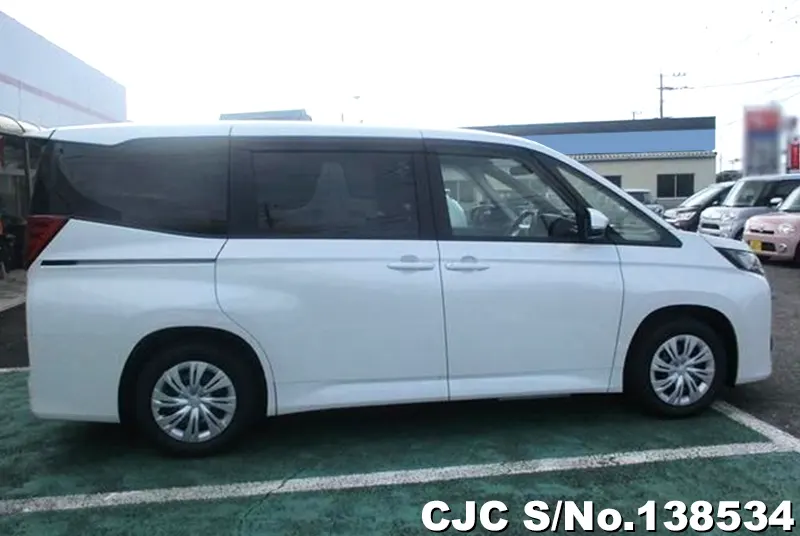 Toyota Noah in White for Sale Image 6