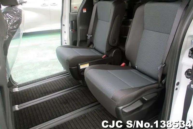Toyota Noah in White for Sale Image 9