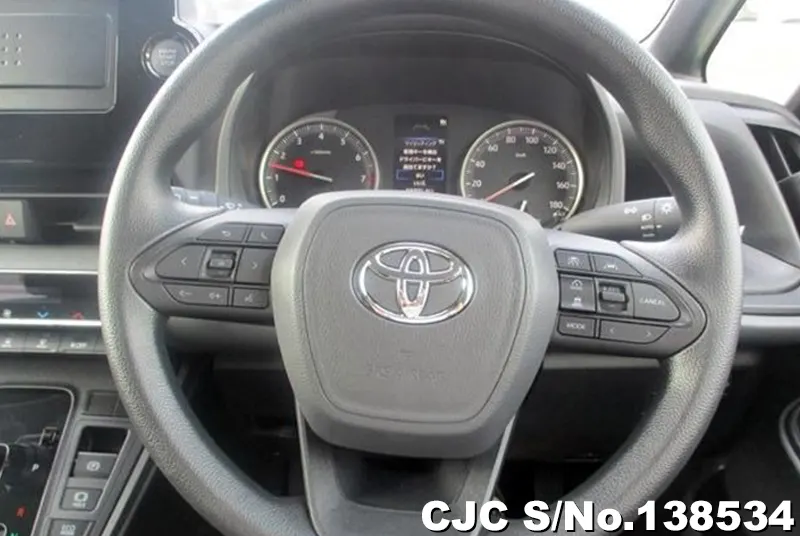 Toyota Noah in White for Sale Image 11