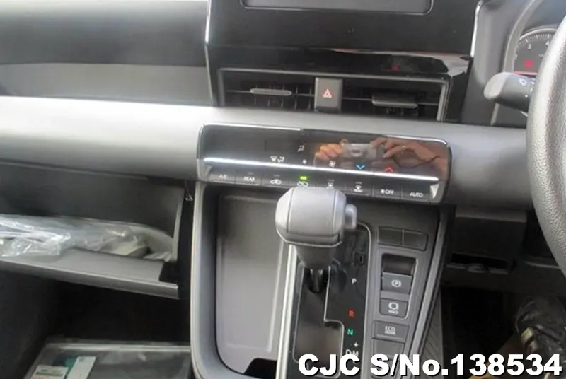 Toyota Noah in White for Sale Image 12