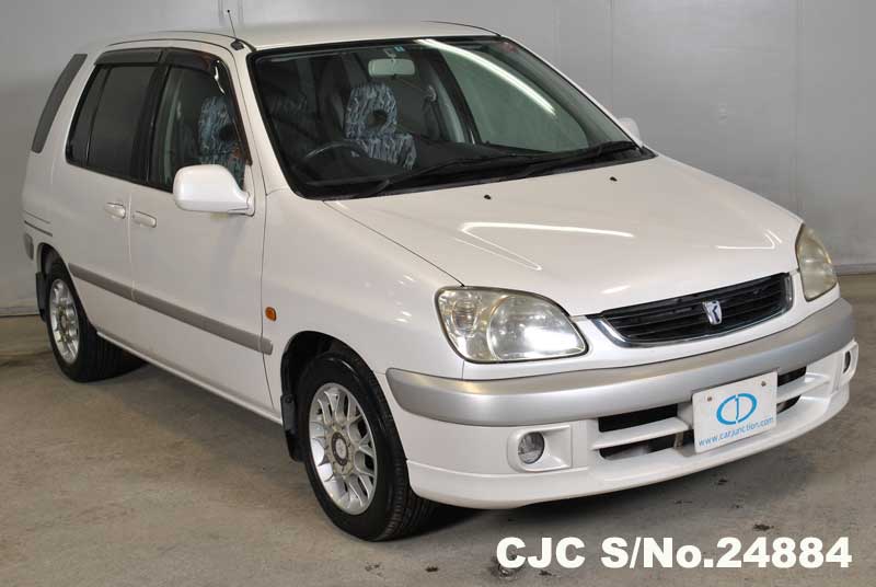 Toyota raum 2000