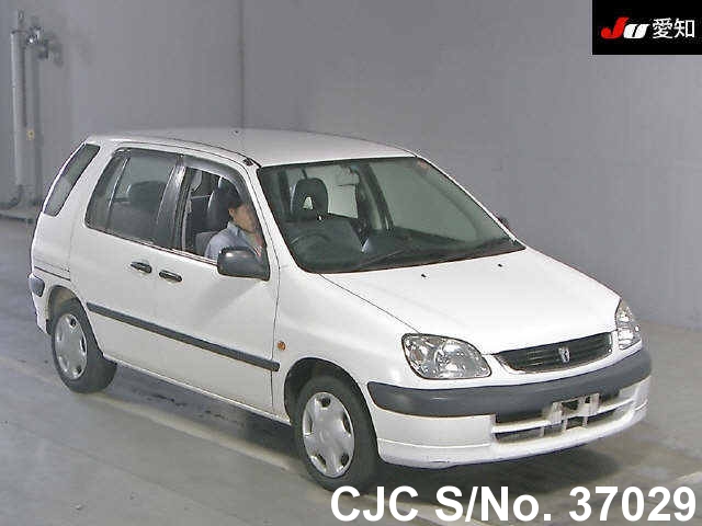 Toyota raum 2000