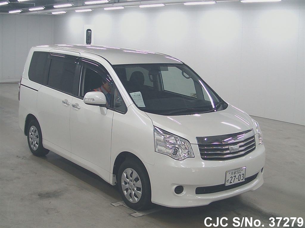 Noah toyota 2011