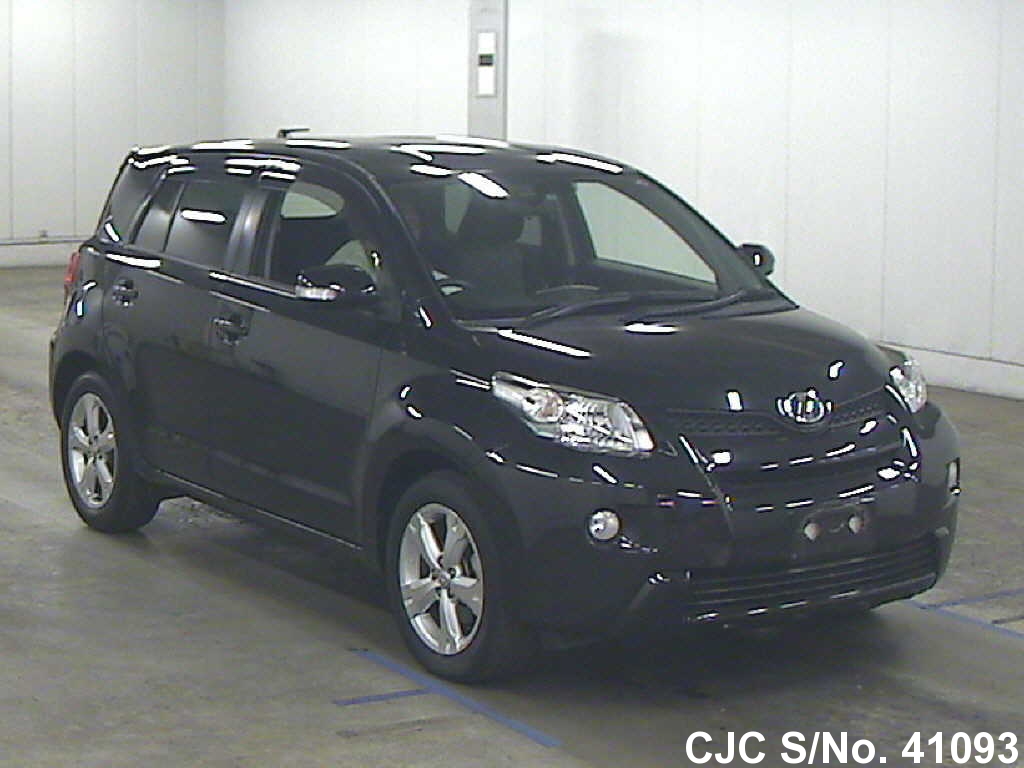 Черный toyota ist