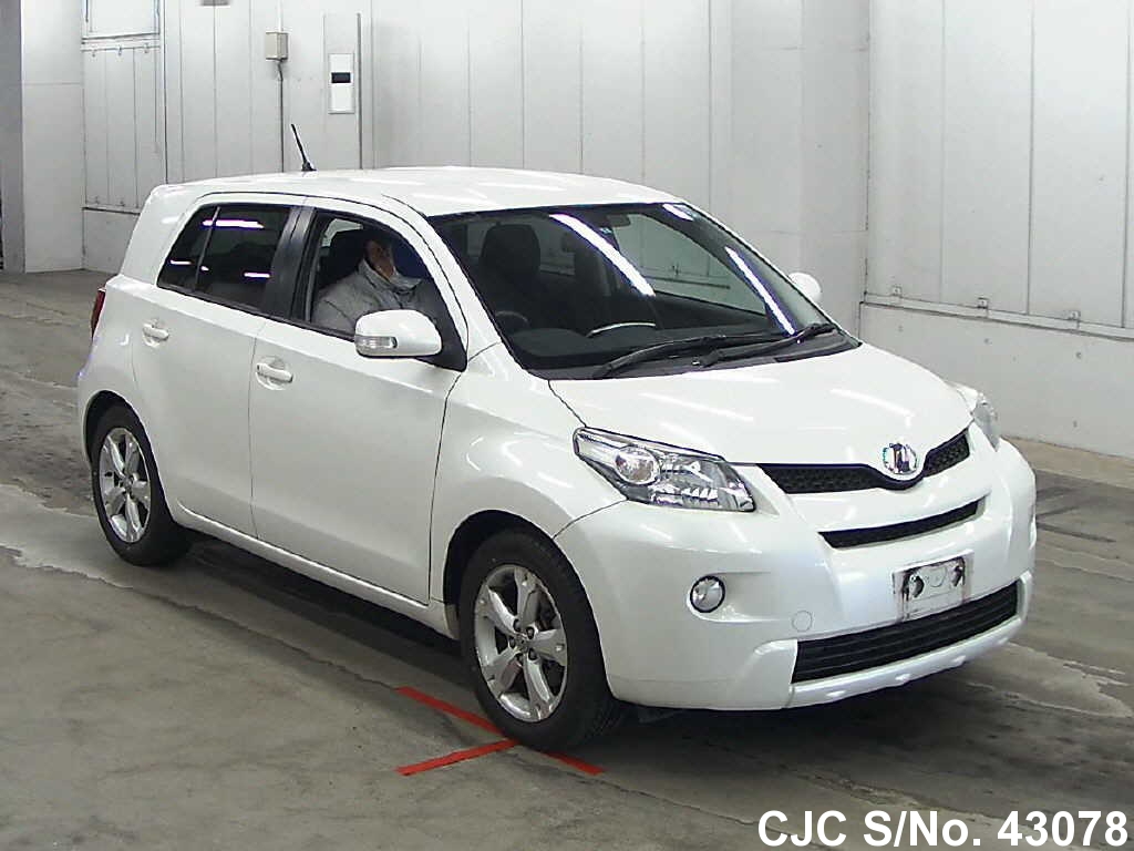 Черный toyota ist