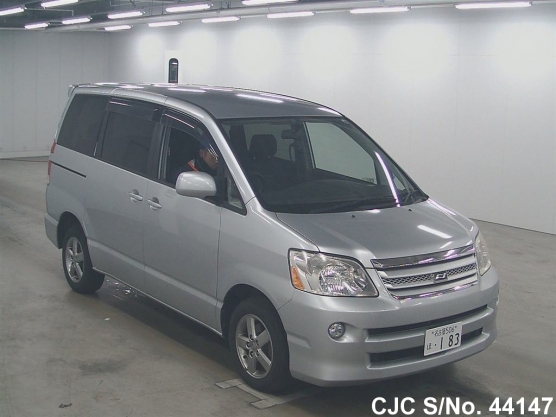 2004 Toyota / Noah Stock No. 44147