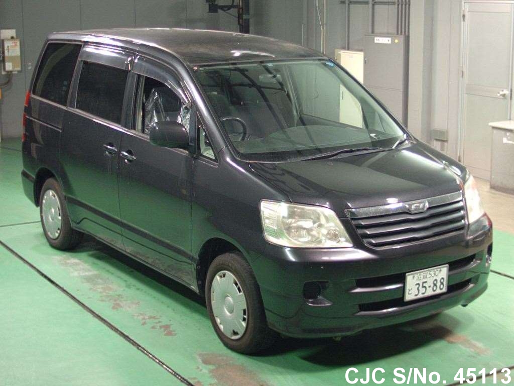 Toyota noah 2003 год