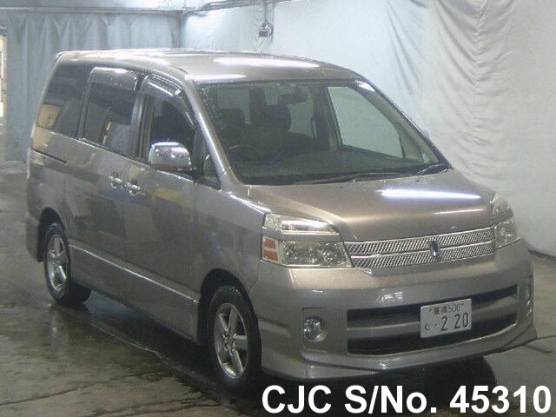 2005 Toyota / Voxy Stock No. 45310