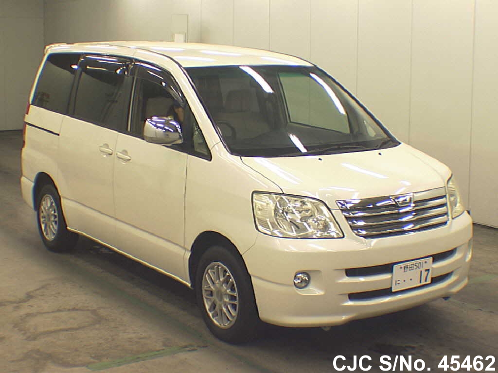 Toyota noah 2003 год