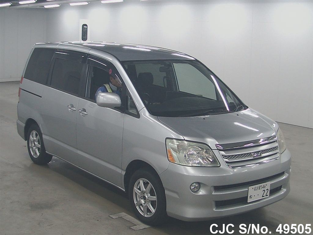 Toyota noah 2005