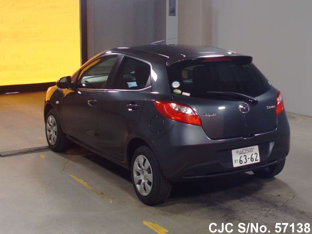 Mazda demio крыло