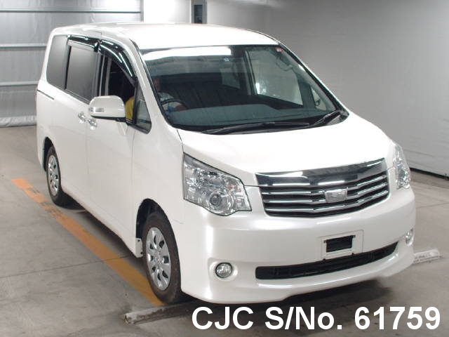 Toyota noah 2012