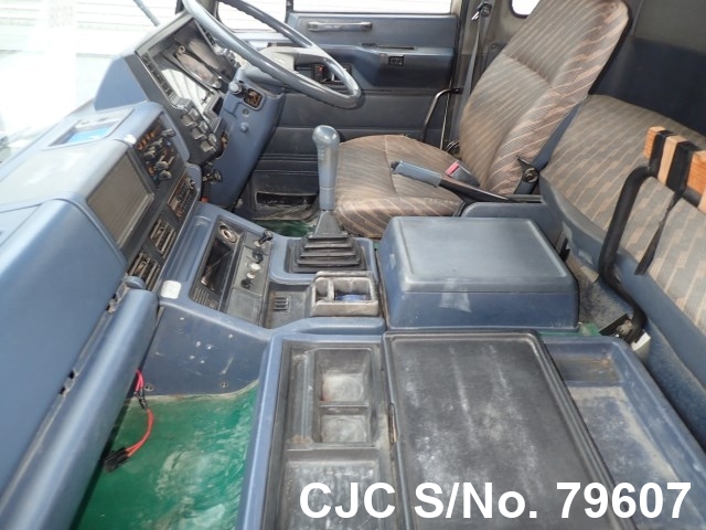 Isuzu giga салон
