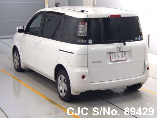 Toyota sienta 2011