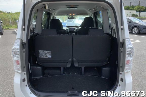 2012 Toyota Voxy Pearl for sale | Stock No. 96673 | Japanese Used