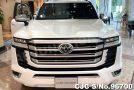 Toyota Land Cruiser in Pearl White for Sale Image 3