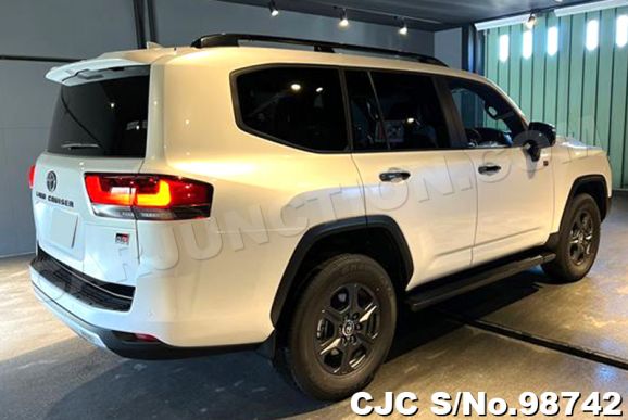 Toyota Land Cruiser in White for Sale Image 4
