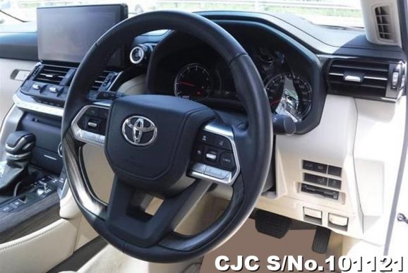 Toyota Land Cruiser in White for Sale Image 7