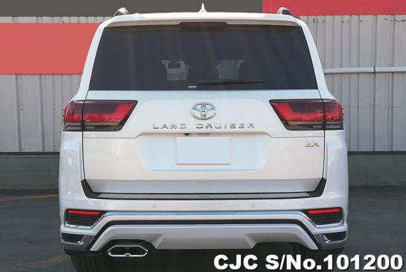 Toyota Land Cruiser in White for Sale Image 5