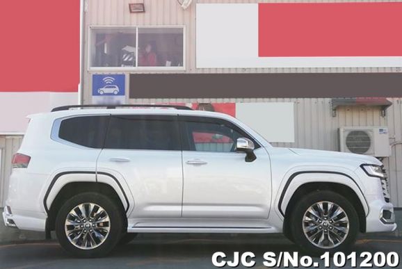 Toyota Land Cruiser in White for Sale Image 6
