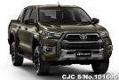 Toyota Hilux in White Pearl Crystal Shine for Sale Image 2