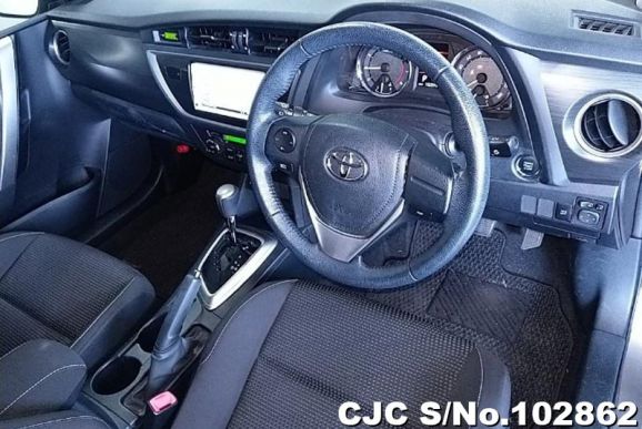 Toyota Auris in Gray for Sale Image 4