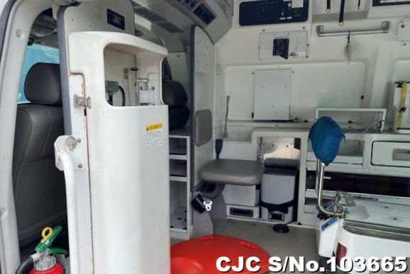 Nissan Elgrand in White for Sale Image 12